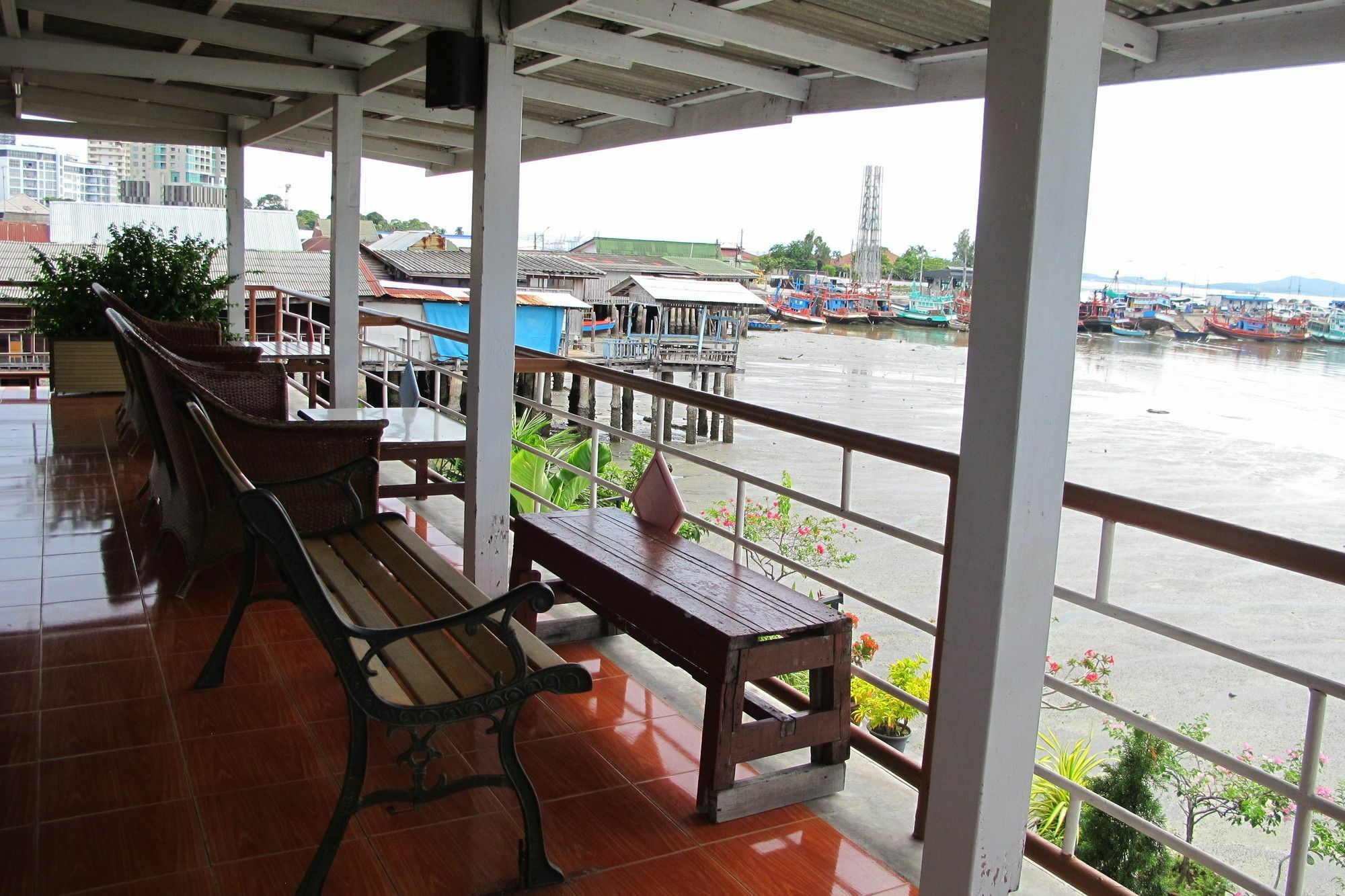 Samchai Hotel Si Racha Exterior foto